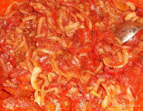 Поперчить все овощи, добавить соль, если надо. Добавить уксус. Все хорошо перемешать и разложить по банкам. Стерилизовать банки 0,5 л не менее 40 минут. Если заготовка у вас остыла, то время стерилизации увеличьте. Закатайте и переверните. Выход — 4 л. Удачных заготовок!