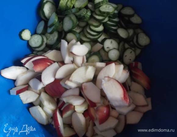 Нарезать огурцы и яблоки.