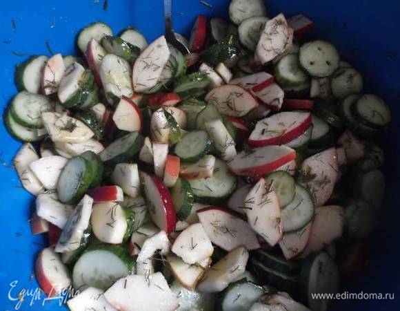 Перемешайте и ставьте на 1,5 часа, чтобы выделился сок.