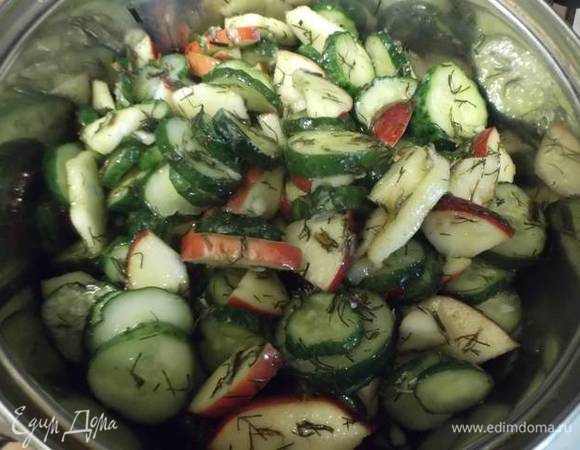 Затем переложить салат в кастрюлю и поставить на огонь.