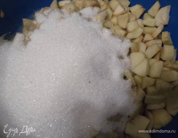 Яблоки помыть, почистить и нарезать. Засыпать сахаром и добавить воду. Оставить на 6 часов настаиваться, чтобы выделился сок.