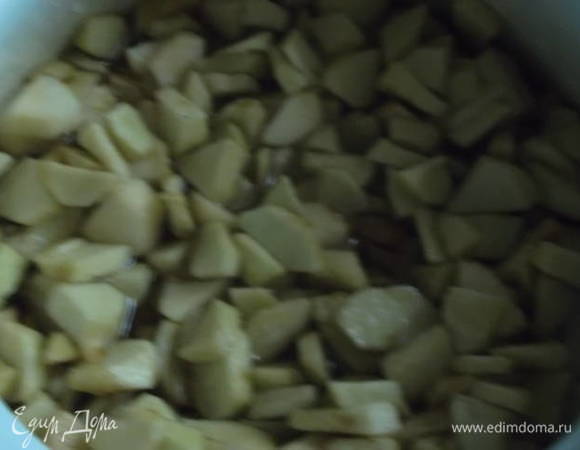 Поставить вариться на медленном огне. Варить с момента закипания 1,5 часа. Помешивать. Варится повидло хорошо, не пригорает и не убегает.