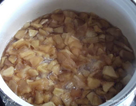 Через 1,5 часа убрать посуду с огня и погружным блендером пробить повидло в пюре.