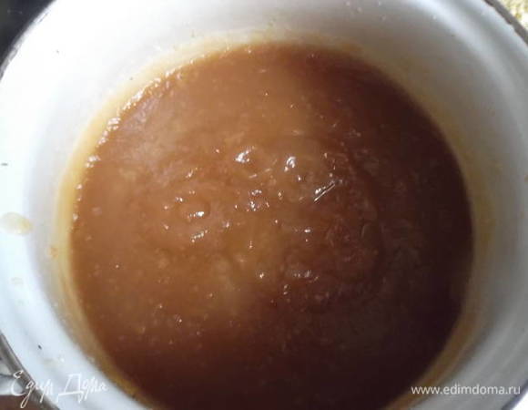 Накрыть крышкой, иначе будет сильно стрелять, и проварить еще 10 минут на медленном огне. Горячим разложить по банкам. Удачных заготовок!