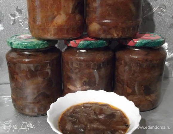 Грибы перебрать, промыть и мелко нарезать. Сложить в кастрюлю, добавить воды, посолить и варить 40 минут. При варке снимать пену. По окончании откинуть на дуршлаг. Дать стечь воде. В кастрюлю налить масло и вскипятить. Добавить нарезанный лук, тушить 10 минут, помешивая. Добавить натертую на самой мелкой терке морковь, перемешать и еще тушить 10 минут. Приготовить томатный соус из пасты или взять готовый, влить к луку с морковью, перемешать, добавить грибы, поперчить, попробовать на соль и тушить при закрытой крышке на медленном огне 35 минут. Разложить по банкам в горячем виде. Закатать и укутать. Эти грибы можно делать без моркови с одним луком. Удачных заготовок!