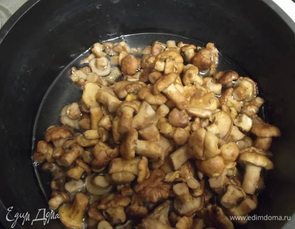 Грибы слить и в масле обжарить. Остудить.
