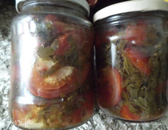 Зелень петрушки измельчить. Помидоры нарезать на 2/4 части в зависимости от их размера. В стерилизованные банки уложить слоями петрушку и помидоры. Залить заливкой и стерилизовать банки 0,5 л 10 минут. Закатать. Удачных заготовок!