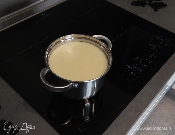 В центр образовавшейся воронки медленно и равномерно вливаем взбитые яйца. После того как яйца оказались в кипящей воде, ждем 30–50 секунд. Отключаем плиту, затем в заранее заготовленный дуршлаг сливаем содержимое кастрюли. То, что остается в дуршлаге, и есть наш нежнейший омлет-суфле.