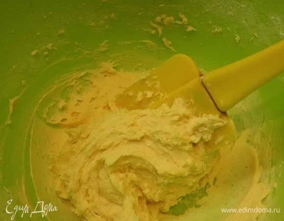 Для теста 1 надо сначала хорошо взбить сливочное масло с сахаром. После по одному добавлять яйца. После каждого хорошо взбивать. Просеять муку и тщательно перемешать.