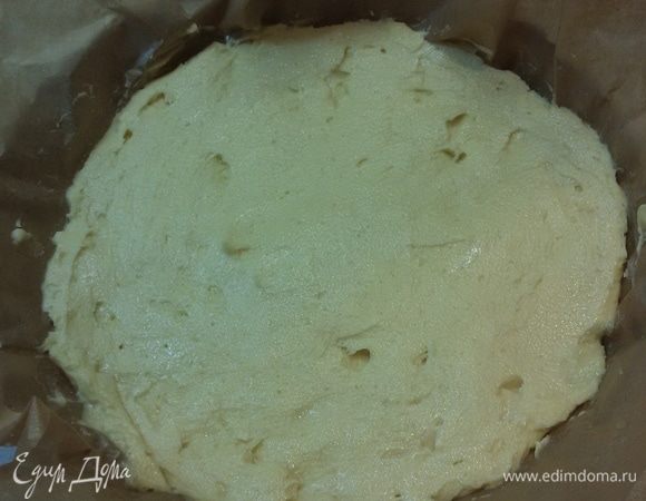 Тесто выложить в форму. Разровнять. Выпекать при температуре 200°C 15 минут.