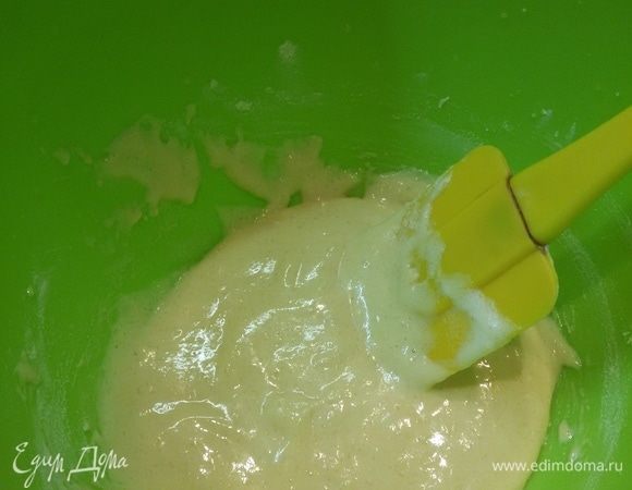 Пока выпекается основа, надо приготовить тесто 2. Для этого отделить белки от желтков. Взбить белки с частью сахара в пышную пену. Желтки взбить с оставшимся сахаром в пышную пену. Соединить белки и желтки. Аккуратно перемешать. Добавить муку и быстро все премешать.