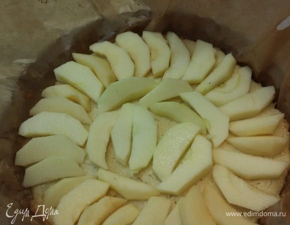 Для начинки яблоки очистить от сердцевины и кожуры, нарезать на дольки. Выложить их на тесто 1. Посыпать сахаром. Можно добавить корицу.