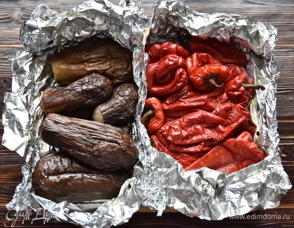 Для приготовления айвара необходимо подготовить перец и баклажаны заранее. Предварительно их завернуть в фольгу и запечь в духовке при 180°C до готовности. На запекание потребуется минут 30–40. Остудить овощи, не разворачивая фольгу.