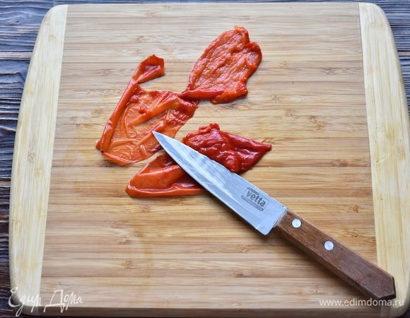 Освободить перец от тонкого слоя кожуры, оставив мякоть.