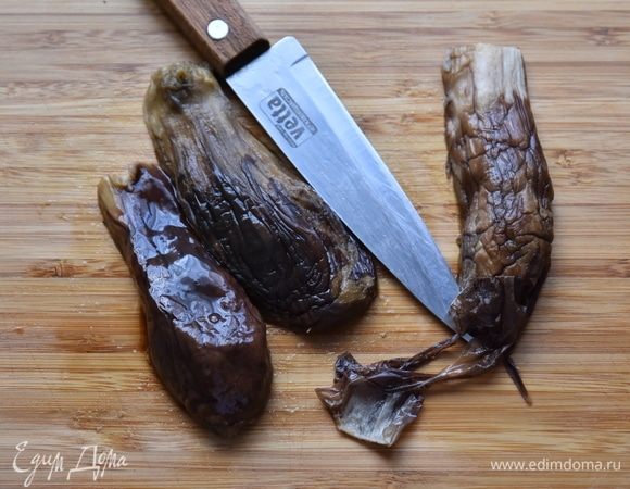 Запеченные баклажаны также освободить от шкурки.