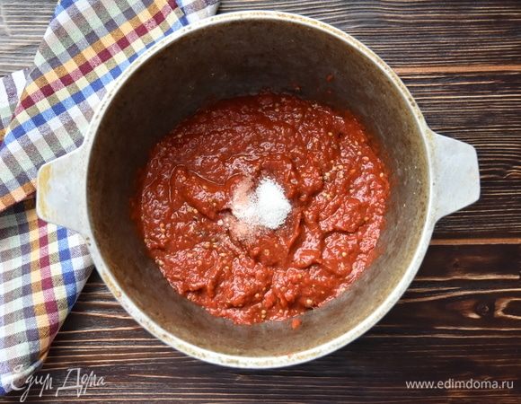 Измельчить овощи в кухонном комбайне или размять с помощью вилки. Не обязательно добиваться полной однородности массы. Выложить пасту в кастрюлю и поставить на средний огонь. Часто помешивая, уварить до желаемой консистенции. Добавить соль, сахар. При желании можно добавить в айвар растительное масло. На уваривание потребуется 20–30 минут. В конце уваривания влить винный уксус. Готовый айвар разложить по стерильным банкам, закрыть стерильными крышками. Хранить, как любую консервацию