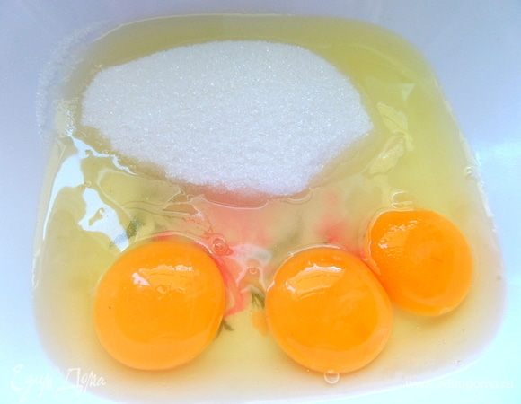 Всыпать сахар (в оригинале — 3/4 стакана, у меня вышло по граммам так) и ваниль в яйца.