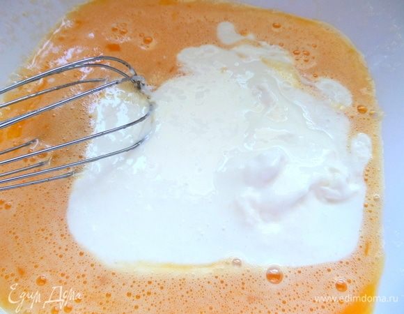 Добавить сметану или йогурт. У меня ложка сметаны и остальное — йогурт 3 %. Ложки с горкой. Снова взбить.