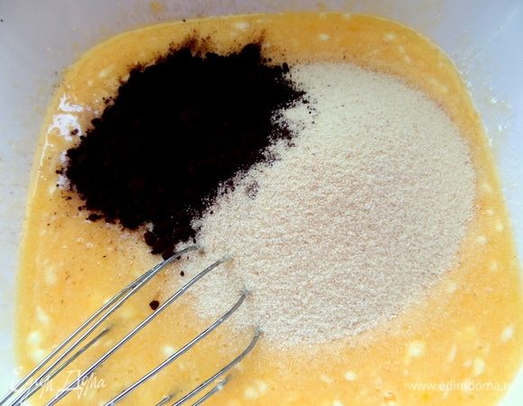 Всыпать манку (стакан) и какао, снова смешать. Если у вас какао-напиток детский, то добавьте в 2 раза больше.