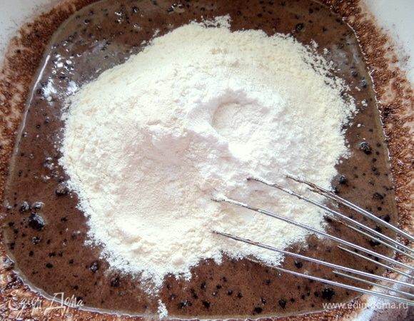 Всыпать партиями муку (тоже стакан) с разрыхлителем.