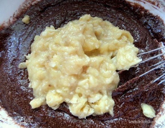 Ввести пюре в тесто.