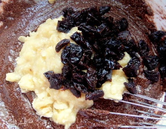 Всыпать в тесто тоже.