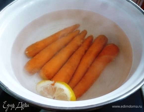 Морковь помыть, обрезать хвостики и кончики и проварить в кипящей воде 1 минуту. Достать ее из кастрюли и сразу охладить в холодной воде, чтобы остановить процесс готовки.