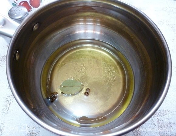 Смешать яблочный уксус 6 % с оливковым маслом, добавить соль, сахар, специи и довести до кипения.