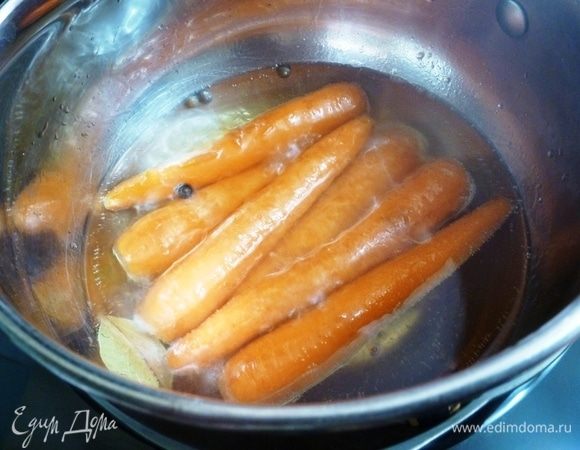 Опустить в маринад морковь и варить 2 минуты. Больше не надо, иначе морковь будет вареная, а так она останется с хрустинкой. Достать морковь из маринада и оставить остыть естественным способом. Просто оставить на тарелке.