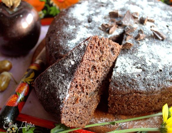 Хорошо нарезается большим ножом. Вообще считаю, что кромсать такие высокие пироги — кощунство. Надо уважать свою выпечку.