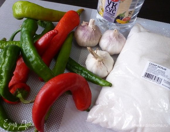 Подготовить продукты. В списке ингредиентов граммаж примерный, точно я никогда не измеряла. Как говорится, как масть пойдет! Какие перцы будут, сколько чеснока положите или какую банку возьмете.