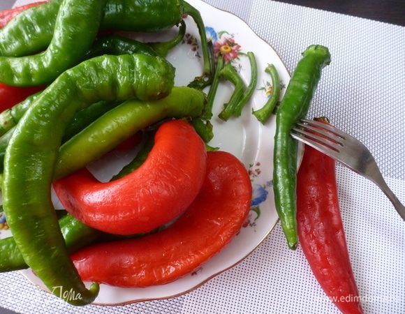 Перцы вымыть, обрезать хвостики (по желанию) и проколоть несколько раз вилкой. Это для лучшего проникновения маринада. Вообще перец рекомендуется подвялить 1–2 дня, чтобы он стал помягче, так его в банку удобнее запихивать. Не будет ломаться. Конечно, на вкус это не влияет, и какие перчики на стол гостям поставить — целые или ломаные, решайте сами.