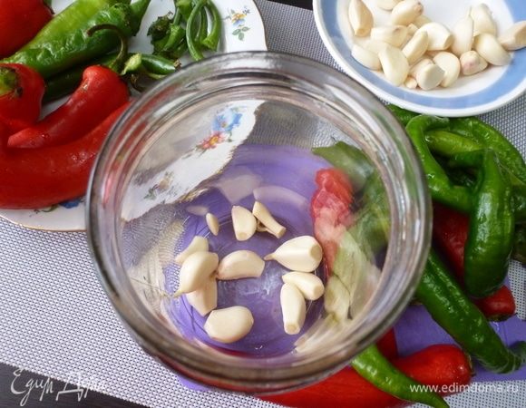 Чеснок почистить и помыть. Укладываем в банку чеснок и перец, можно слоями или как вам нравится. Укладываем поплотнее, но без фанатизма.