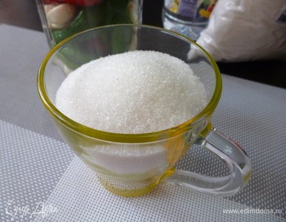 Теперь разберемся с сахаром. Когда я впервые опробовала этот рецепт, количество сахара не было указано, было просто написано «сколько войдет». Я так и делала. Но когда я выкладывала этот рецепт в блогах и на сайтах, всегда возникал вопрос — сколько же сахара нужно? И я решила измерить. В банку объемом 800 грамм я всыпала кружку объемом 200 г, грубо говоря граненый стакан. Потом немного подумала и положила еще 3 стол. л. Кажется сладко, да? Но тут, конечно, дело вкуса, и я готовлю для себя. Но как-то я положила сахара меньше, и получилось очень остро. Ну прям очень! Поэтому сейчас я с сахаром не скуплюсь.