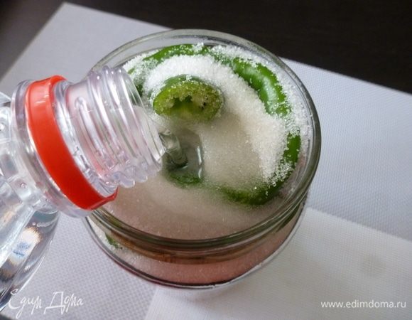 Заливаем в банку столовый 9% уксус, сколько войдет.