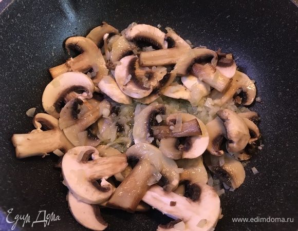 Добавить грибы и тушить еще пару минут.