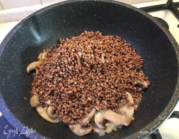 Всыпать гречку, убавить огонь до минимума и дать крупе немного прогреться. Помешивая гречку, по четверти стакана вливать горячий бульон, по мере того как жидкость будет выпариваться.