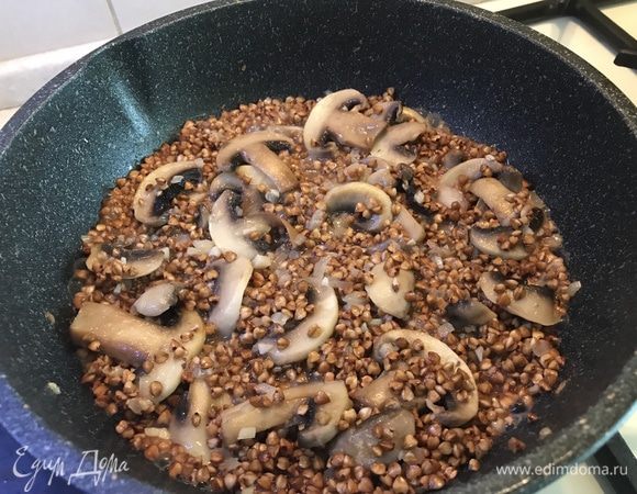 Через 12–15 минут, когда гречка будет альденте (то есть почти готовой, но немного жестковатой), влить в сковороду вино, увеличить огонь и дать вину выпариться.