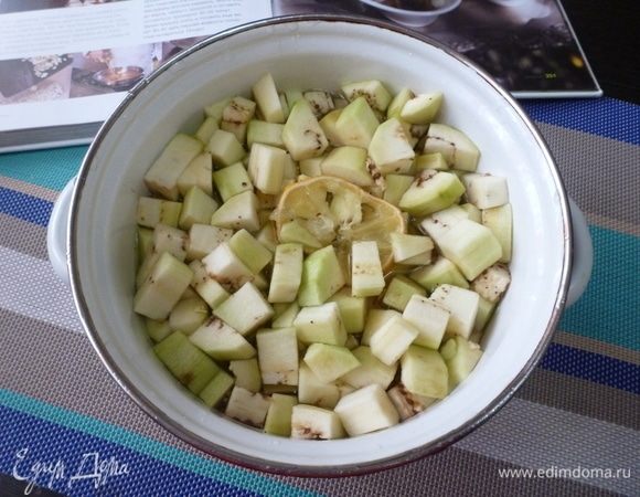 Я взяла три баклажана среднего размера. Почистила от шкурки и нарезала кубиком. В кастрюлю с баклажанами налила воду. В воду выжала 2 колечка лимона, чтобы баклажан не потемнел.
