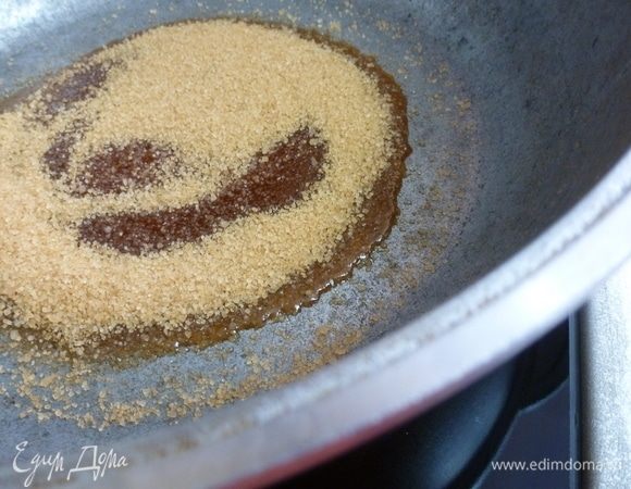 Сахар высыпаем в сковороду и ждем пока он расплавится.