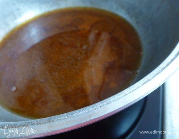 Вливаем горячее вино. Я его подогреваю в микроволновке. Очень аккуратно и осторожно! Горячий сахар может брызгаться! Перемешиваем вино с сахаром, добавляем ванильный сахар.