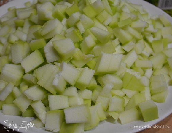 Кабачки почистить от кожуры и семян. Нарезать мелкими кубиками.