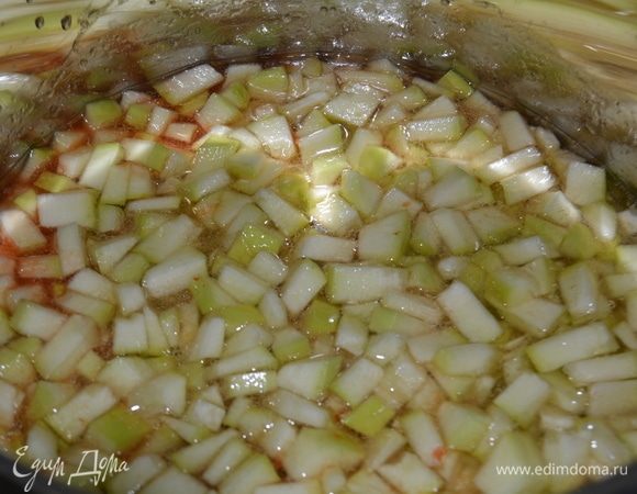 Сложить кабачки в кастрюлю. Добавить соль, сахар, растительное масло, сок от ананасов и воду, разведенную с томатной пастой. Варить 10 минут.