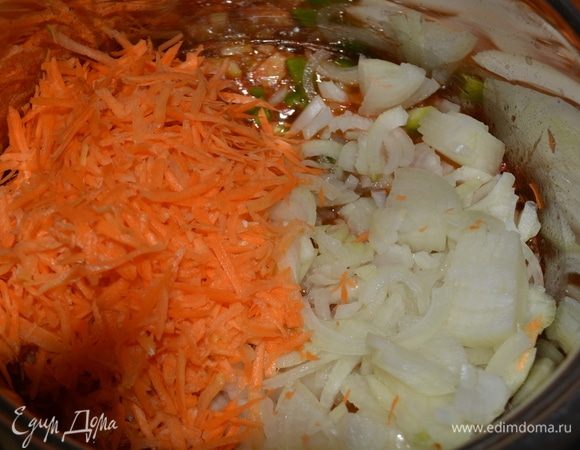Добавить болгарский перец и лук полукольцами, морковь на терке. Все перемешать и варить еще 10 минут.