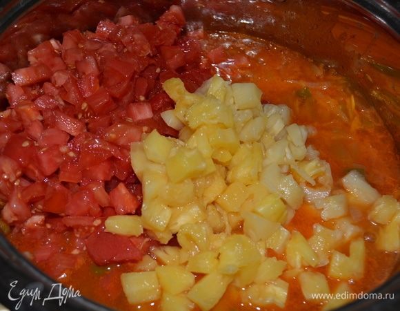 В конце добавить помидоры, ананасы кубиками и уксус. Хорошо перемешать.