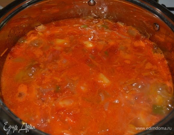 Проварить 10 минут. Разложить по стерилизованным банкам. Я стерилизую банки в духовке. Для этого помыть банки хорошо и поставить в холодную духовку. Выставить температуру 120°C и выключить через 15 минут. Крышки я стерилизую на плите. Кипячу 5 минут после закипания.