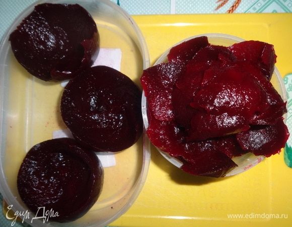 Вареную свеклу очистить от кожуры. Чайной ложкой выскоблить часть мякоти, чтобы получилась чашечка. Из остатков свеклы можно приготовить салат.