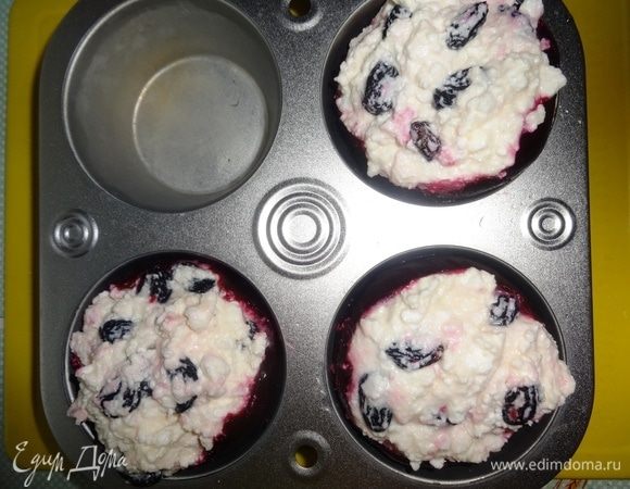 Свекольные чашечки наполнить творожной массой с изюмом. Формочки смазать маслом. Поставить формочки со свеклой в духовку, разогретую до 180°C на 10 минут.