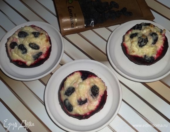 Запеченную свеклу вытащить из духовки, разложить по тарелочкам и подать к столу. Угощайтесь!