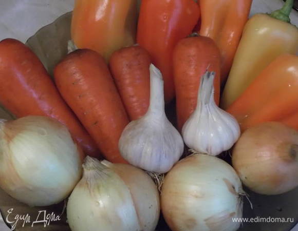 Подготовить овощи. Помыть и почистить.